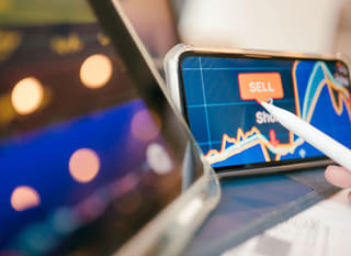 Profissional de trading analisando alternativas de negociação em Bitcoin, Ethereum e mercado de câmbio