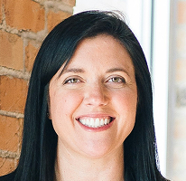 Retrato de Sophie Hartwell, chefe da equipa de atendimento ao cliente, no contexto do serviço